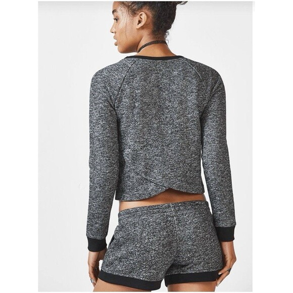 Fabletics Keeva Pullover Black Speckled Tulip Hem Long Sleeve Crop Top | Size S - Picture 2 of 9
